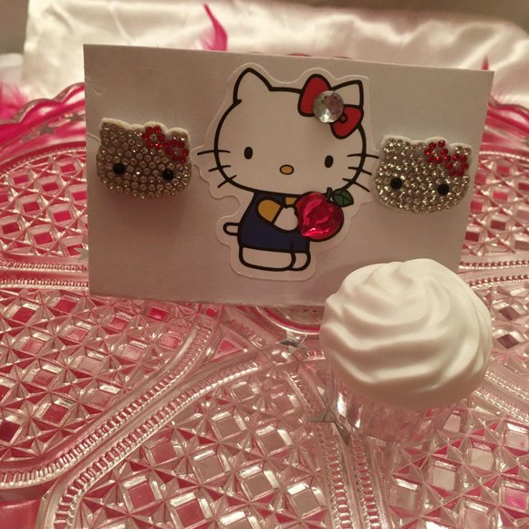 ADORABLE sandals and matching earings with hello kitty and crystal details! - Picture 8 of 11